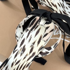 ChristinLouboutin/CL26WF新品 猪鼻子蝴蝶结高跟凉鞋 在时尚的舞台上CL始终是璀璨的明星 而这款猪 ChristinLouboutin/CL26WF新品 猪鼻子蝴蝶结高跟凉鞋 在时尚的舞台上CL始终是璀璨的明星 而这款猪