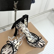 ChristinLouboutin/CL26WF新品 猪鼻子蝴蝶结高跟凉鞋 在时尚的舞台上CL始终是璀璨的明星 而这款猪 ChristinLouboutin/CL26WF新品 猪鼻子蝴蝶结高跟凉鞋 在时尚的舞台上CL始终是璀璨的明星 而这款猪