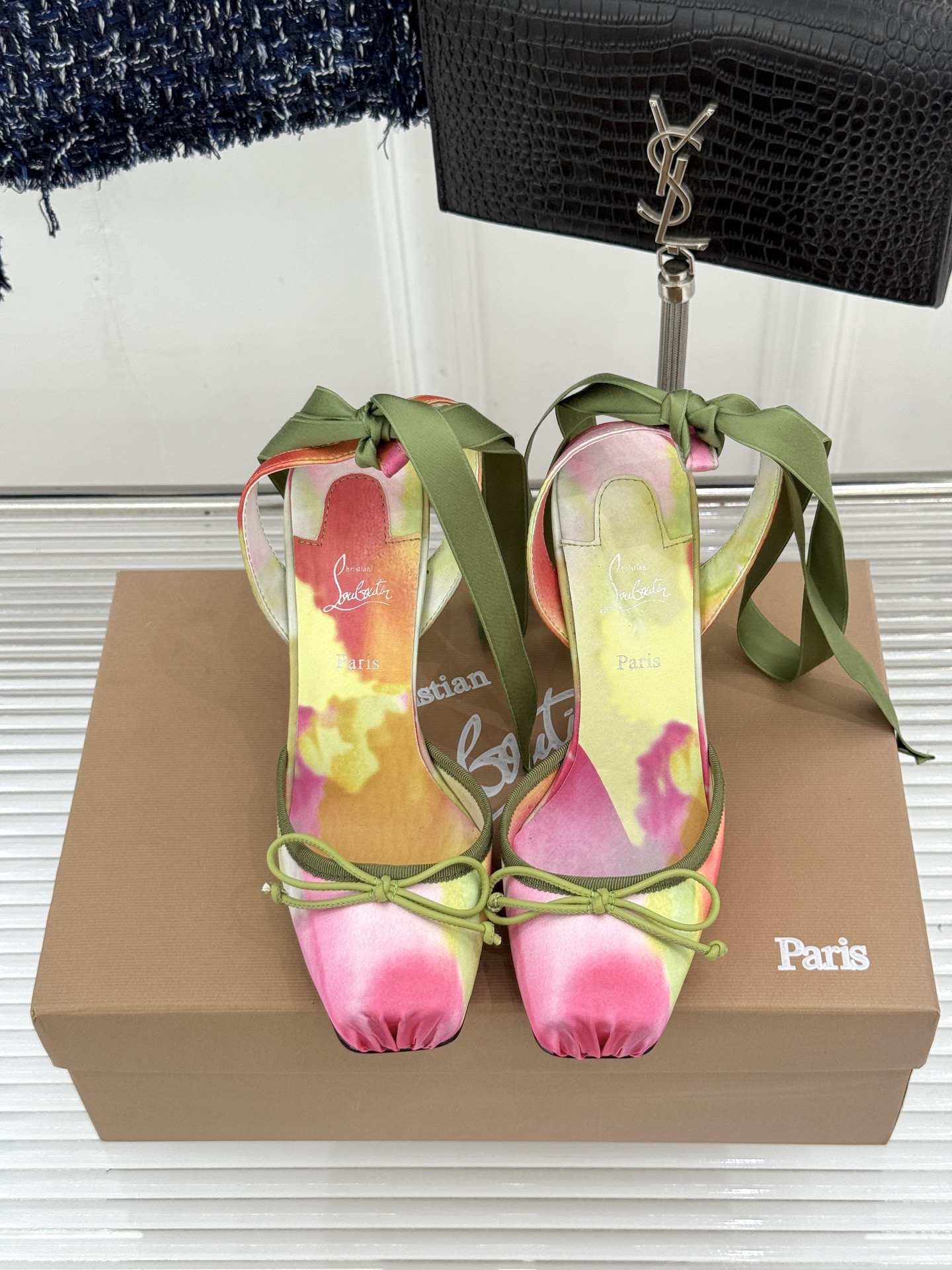 ChristinLouboutin/CL26WF新品 猪鼻子蝴蝶结高跟凉鞋 在时尚的舞台上CL始终是璀璨的明星 而这款猪 ChristinLouboutin/CL26WF新品 猪鼻子蝴蝶结高跟凉鞋 在时尚的舞台上CL始终是璀璨的明星 而这款猪