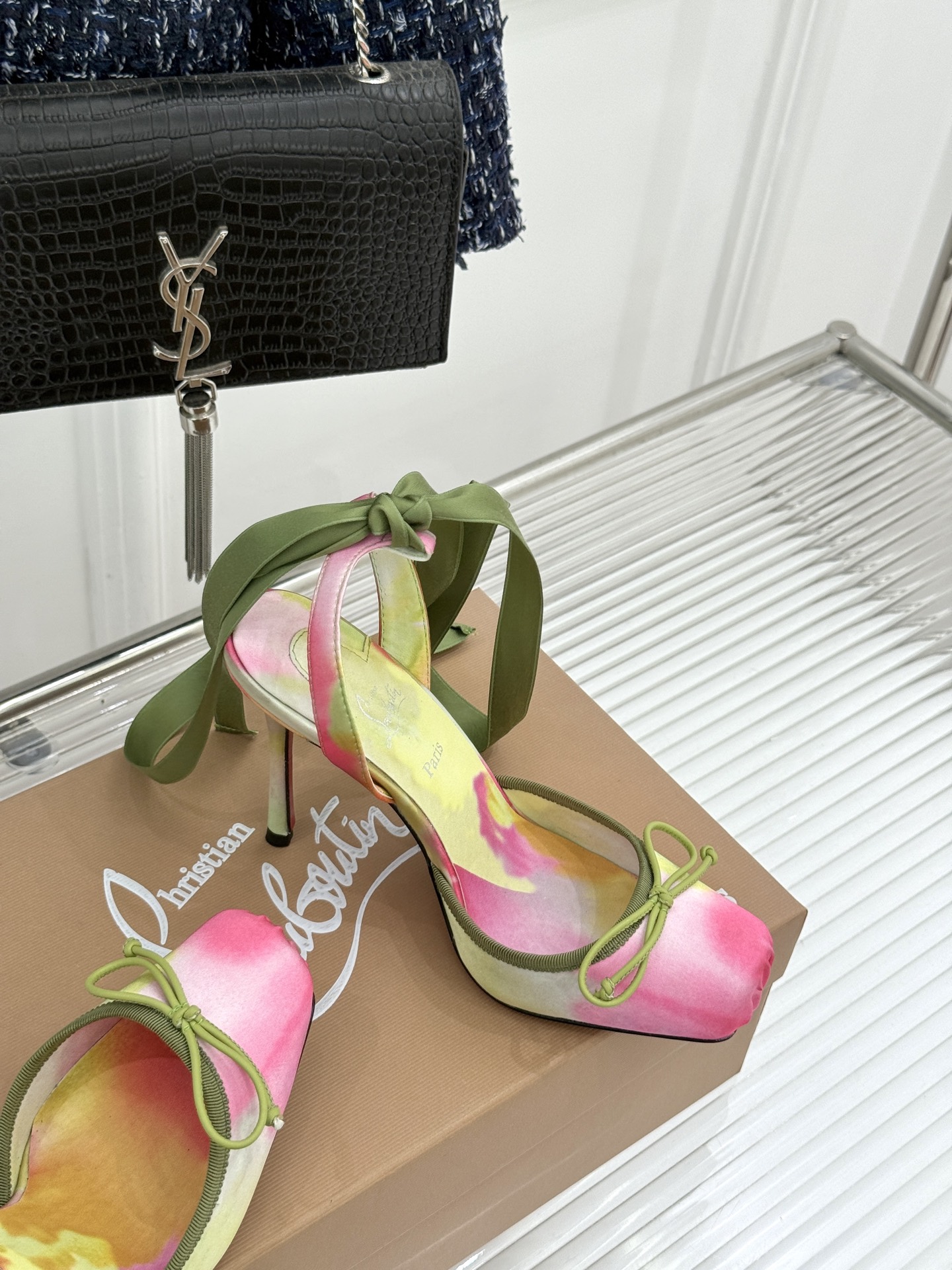 ChristinLouboutin/CL26WF新品 猪鼻子蝴蝶结高跟凉鞋 在时尚的舞台上CL始终是璀璨的明星 而这款猪 ChristinLouboutin/CL26WF新品 猪鼻子蝴蝶结高跟凉鞋 在时尚的舞台上CL始终是璀璨的明星 而这款猪