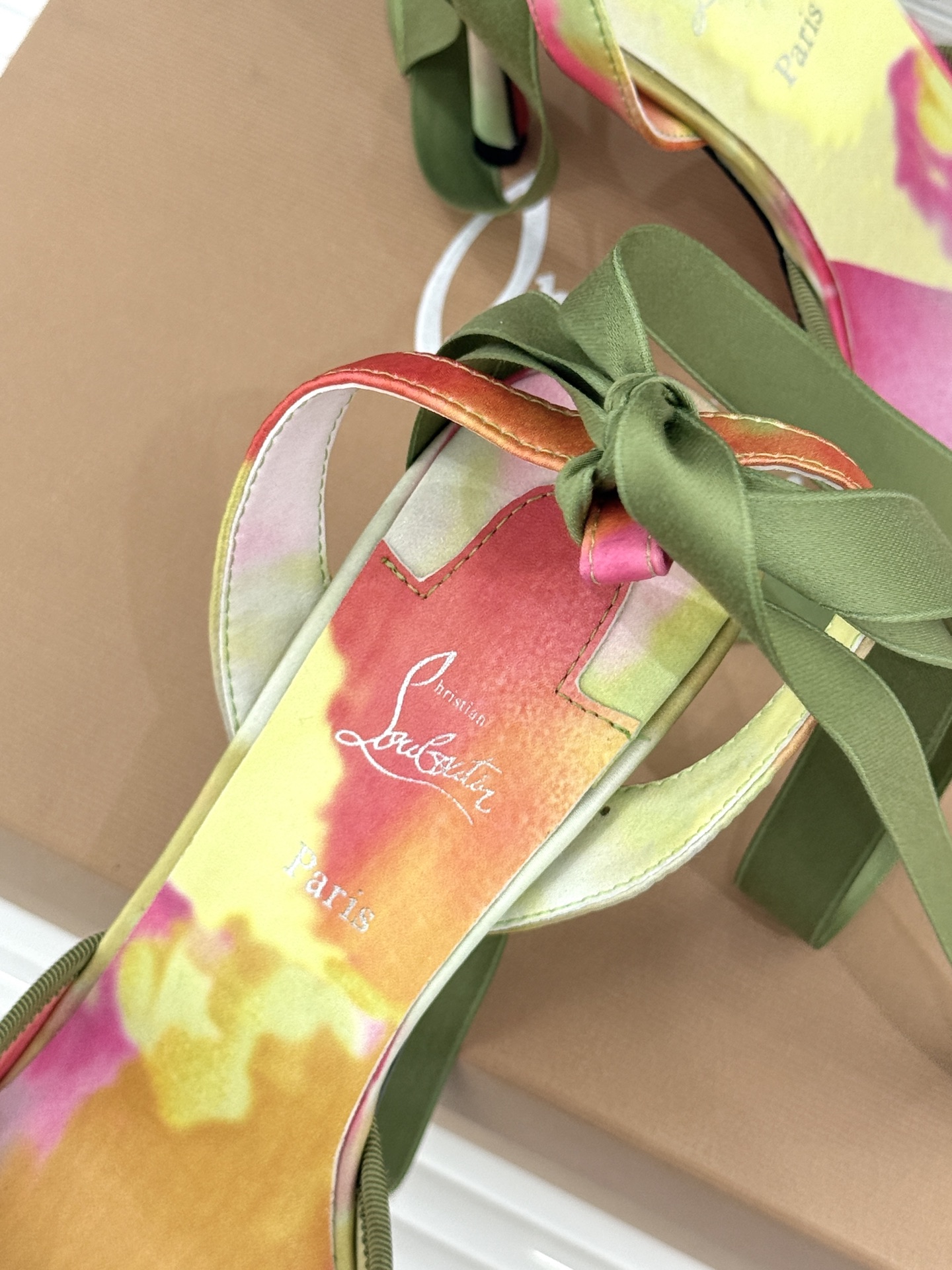 ChristinLouboutin/CL26WF新品 猪鼻子蝴蝶结高跟凉鞋 在时尚的舞台上CL始终是璀璨的明星 而这款猪 ChristinLouboutin/CL26WF新品 猪鼻子蝴蝶结高跟凉鞋 在时尚的舞台上CL始终是璀璨的明星 而这款猪