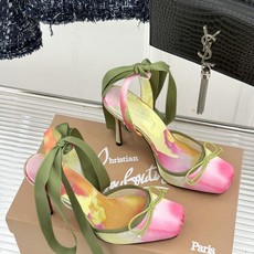 ChristinLouboutin/CL26WF新品 猪鼻子蝴蝶结高跟凉鞋 在时尚的舞台上CL始终是璀璨的明星 而这款猪 ChristinLouboutin/CL26WF新品 猪鼻子蝴蝶结高跟凉鞋 在时尚的舞台上CL始终是璀璨的明星 而这款猪