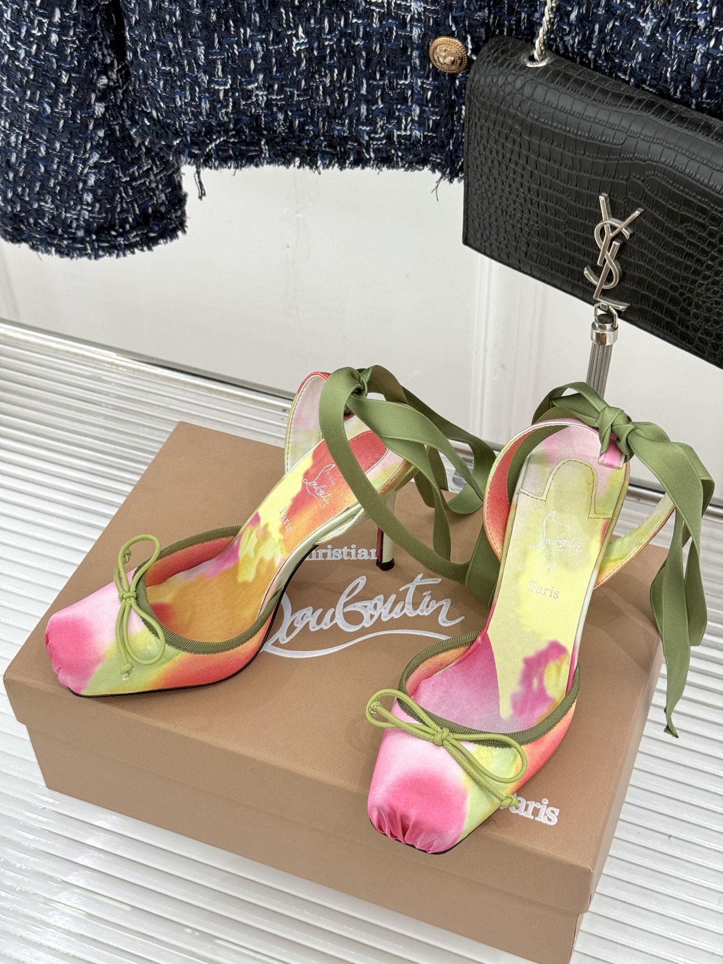 ChristinLouboutin/CL26WF新品 猪鼻子蝴蝶结高跟凉鞋 在时尚的舞台上CL始终是璀璨的明星 而这款猪 ChristinLouboutin/CL26WF新品 猪鼻子蝴蝶结高跟凉鞋 在时尚的舞台上CL始终是璀璨的明星 而这款猪