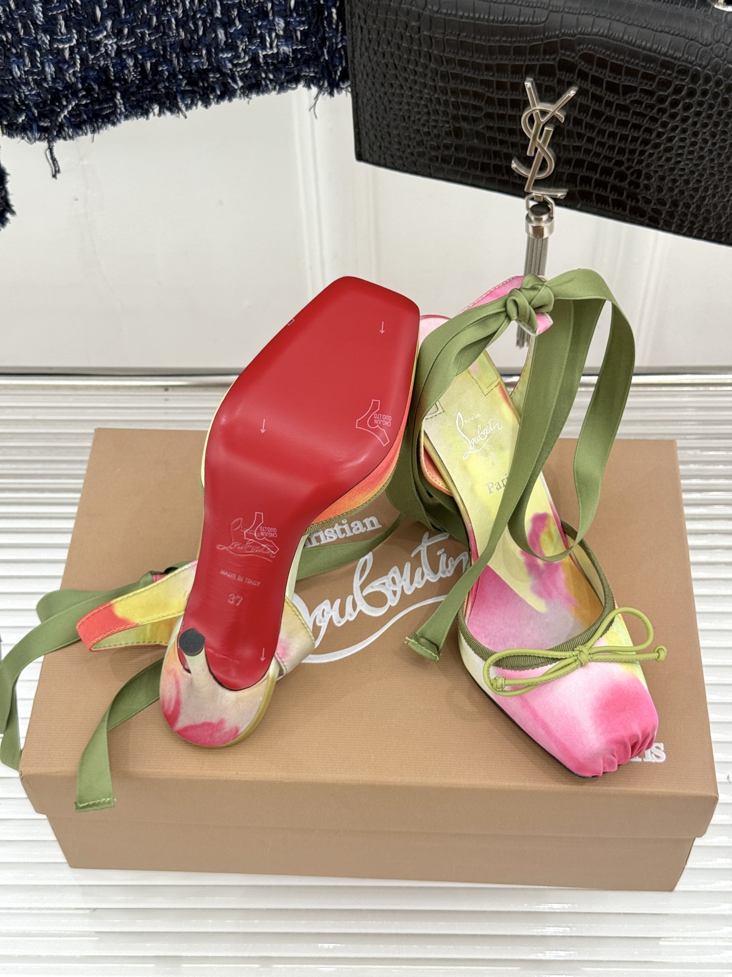 ChristinLouboutin/CL26WF新品 猪鼻子蝴蝶结高跟凉鞋 在时尚的舞台上CL始终是璀璨的明星 而这款猪 ChristinLouboutin/CL26WF新品 猪鼻子蝴蝶结高跟凉鞋 在时尚的舞台上CL始终是璀璨的明星 而这款猪