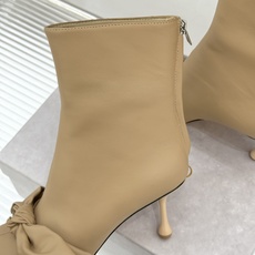 Jimmy Choo/吉米周26WF新品 蝶结细跟高跟短靴靴 缎面蝶结柔润精致 细高跟悄悄拉长腿线 靴口利落衬出纤细脚踝 Jimmy Choo/吉米周26WF新品 蝶结细跟高跟短靴靴 缎面蝶结柔润精致 细高跟悄悄拉长腿线 靴口利落衬出纤细脚踝