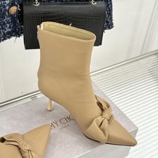 Jimmy Choo/吉米周26WF新品 蝶结细跟高跟短靴靴 缎面蝶结柔润精致 细高跟悄悄拉长腿线 靴口利落衬出纤细脚踝 Jimmy Choo/吉米周26WF新品 蝶结细跟高跟短靴靴 缎面蝶结柔润精致 细高跟悄悄拉长腿线 靴口利落衬出纤细脚踝