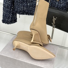Jimmy Choo/吉米周26WF新品 蝶结细跟高跟短靴靴 缎面蝶结柔润精致 细高跟悄悄拉长腿线 靴口利落衬出纤细脚踝 Jimmy Choo/吉米周26WF新品 蝶结细跟高跟短靴靴 缎面蝶结柔润精致 细高跟悄悄拉长腿线 靴口利落衬出纤细脚踝