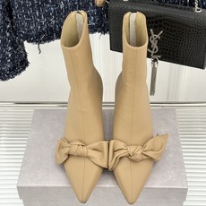 Jimmy Choo/吉米周26WF新品 蝶结细跟高跟短靴靴 缎面蝶结柔润精致 细高跟悄悄拉长腿线 靴口利落衬出纤细脚踝 Jimmy Choo/吉米周26WF新品 蝶结细跟高跟短靴靴 缎面蝶结柔润精致 细高跟悄悄拉长腿线 靴口利落衬出纤细脚踝
