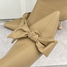 Jimmy Choo/吉米周26WF新品 蝶结细跟高跟短靴靴 缎面蝶结柔润精致 细高跟悄悄拉长腿线 靴口利落衬出纤细脚踝 Jimmy Choo/吉米周26WF新品 蝶结细跟高跟短靴靴 缎面蝶结柔润精致 细高跟悄悄拉长腿线 靴口利落衬出纤细脚踝
