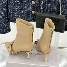 Jimmy Choo/吉米周26WF新品 蝶结细跟高跟短靴靴 缎面蝶结柔润精致 细高跟悄悄拉长腿线 靴口利落衬出纤细脚踝 Jimmy Choo/吉米周26WF新品 蝶结细跟高跟短靴靴 缎面蝶结柔润精致 细高跟悄悄拉长腿线 靴口利落衬出纤细脚踝