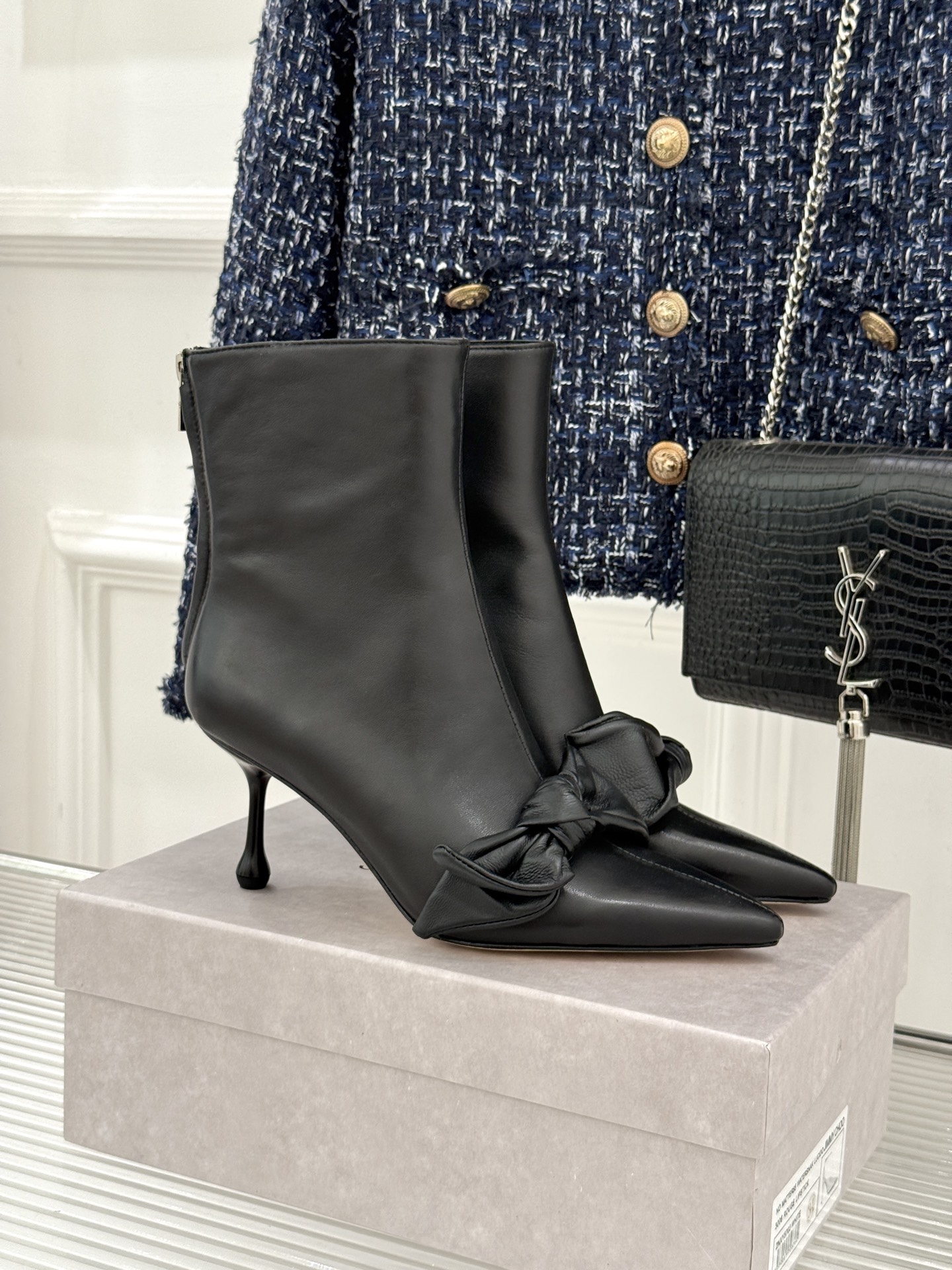 Jimmy Choo/吉米周26WF新品 蝶结细跟高跟短靴靴 缎面蝶结柔润精致 细高跟悄悄拉长腿线 靴口利落衬出纤细脚踝