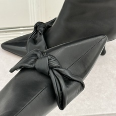 Jimmy Choo/吉米周26WF新品 蝶结细跟高跟短靴靴 缎面蝶结柔润精致 细高跟悄悄拉长腿线 靴口利落衬出纤细脚踝 Jimmy Choo/吉米周26WF新品 蝶结细跟高跟短靴靴 缎面蝶结柔润精致 细高跟悄悄拉长腿线 靴口利落衬出纤细脚踝