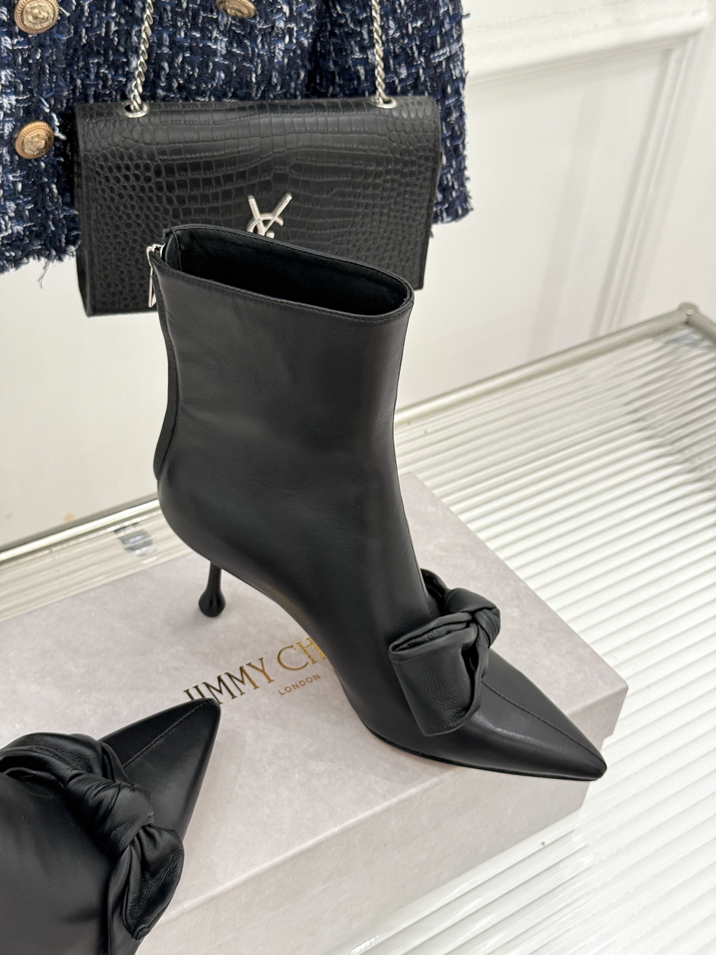 Jimmy Choo/吉米周26WF新品 蝶结细跟高跟短靴靴 缎面蝶结柔润精致 细高跟悄悄拉长腿线 靴口利落衬出纤细脚踝 Jimmy Choo/吉米周26WF新品 蝶结细跟高跟短靴靴 缎面蝶结柔润精致 细高跟悄悄拉长腿线 靴口利落衬出纤细脚踝