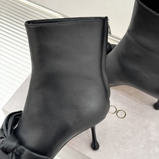 Jimmy Choo/吉米周26WF新品 蝶结细跟高跟短靴靴 缎面蝶结柔润精致 细高跟悄悄拉长腿线 靴口利落衬出纤细脚踝 Jimmy Choo/吉米周26WF新品 蝶结细跟高跟短靴靴 缎面蝶结柔润精致 细高跟悄悄拉长腿线 靴口利落衬出纤细脚踝
