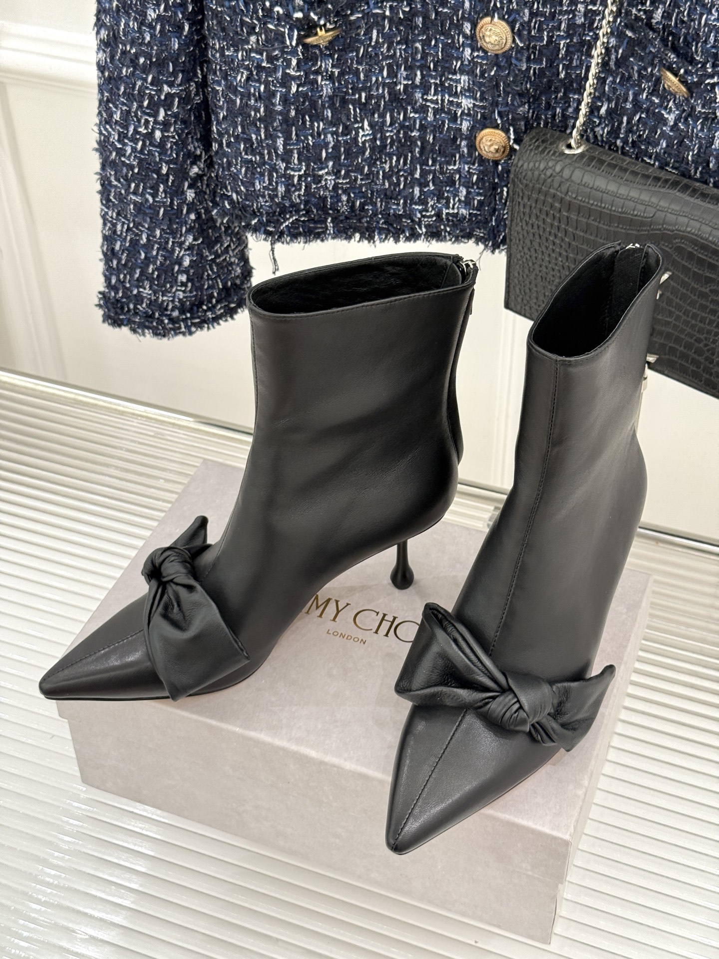 Jimmy Choo/吉米周26WF新品 蝶结细跟高跟短靴靴 缎面蝶结柔润精致 细高跟悄悄拉长腿线 靴口利落衬出纤细脚踝 Jimmy Choo/吉米周26WF新品 蝶结细跟高跟短靴靴 缎面蝶结柔润精致 细高跟悄悄拉长腿线 靴口利落衬出纤细脚踝
