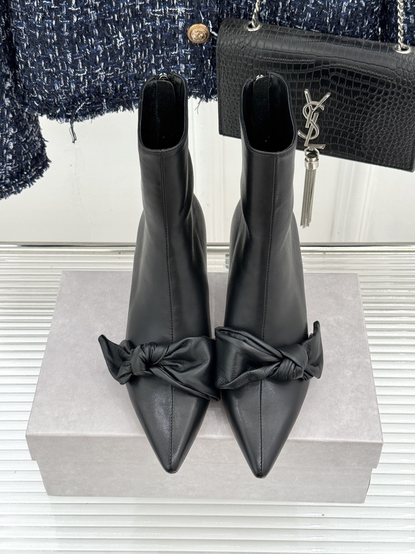 Jimmy Choo/吉米周26WF新品 蝶结细跟高跟短靴靴 缎面蝶结柔润精致 细高跟悄悄拉长腿线 靴口利落衬出纤细脚踝 Jimmy Choo/吉米周26WF新品 蝶结细跟高跟短靴靴 缎面蝶结柔润精致 细高跟悄悄拉长腿线 靴口利落衬出纤细脚踝