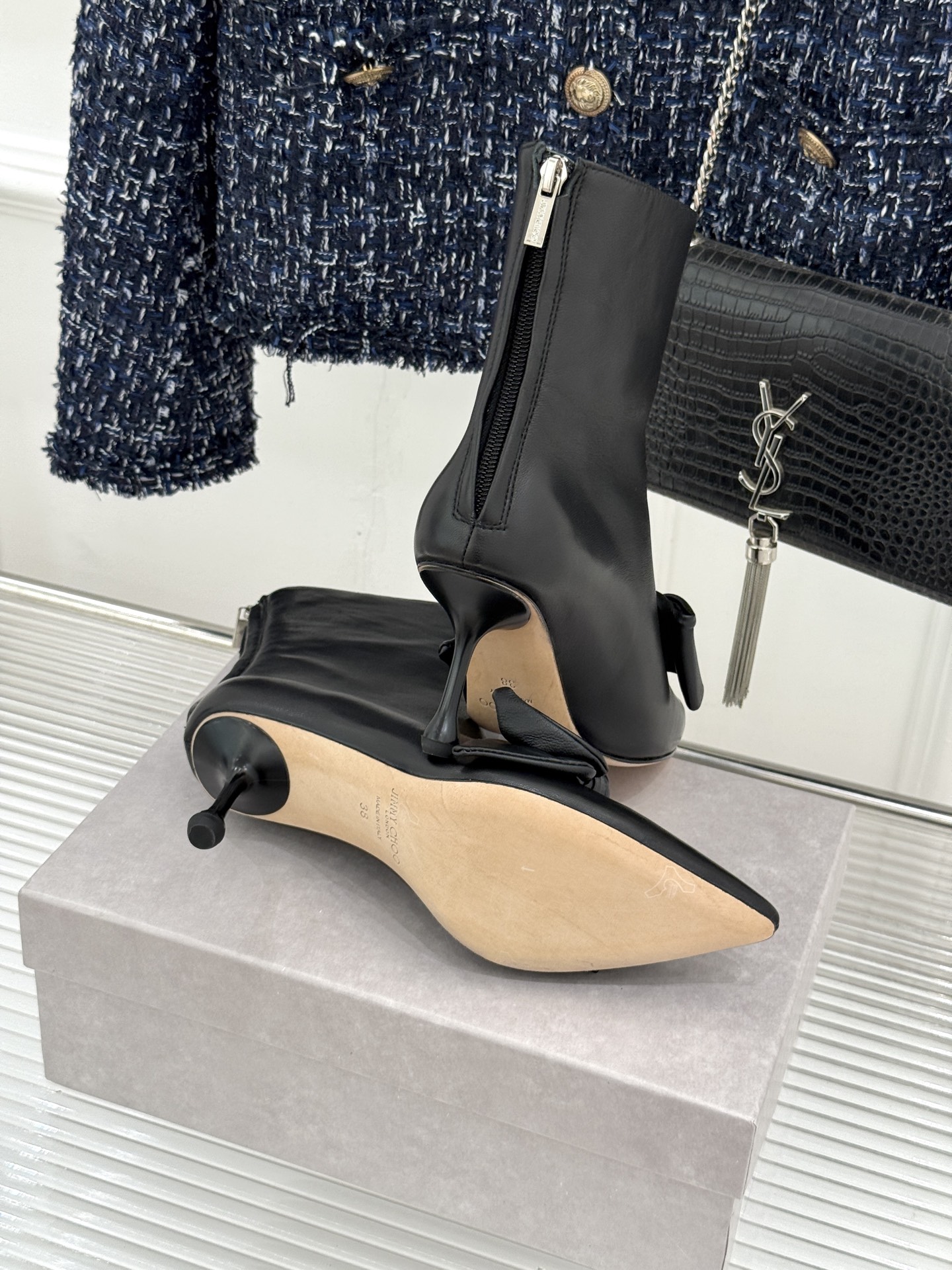 Jimmy Choo/吉米周26WF新品 蝶结细跟高跟短靴靴 缎面蝶结柔润精致 细高跟悄悄拉长腿线 靴口利落衬出纤细脚踝 Jimmy Choo/吉米周26WF新品 蝶结细跟高跟短靴靴 缎面蝶结柔润精致 细高跟悄悄拉长腿线 靴口利落衬出纤细脚踝