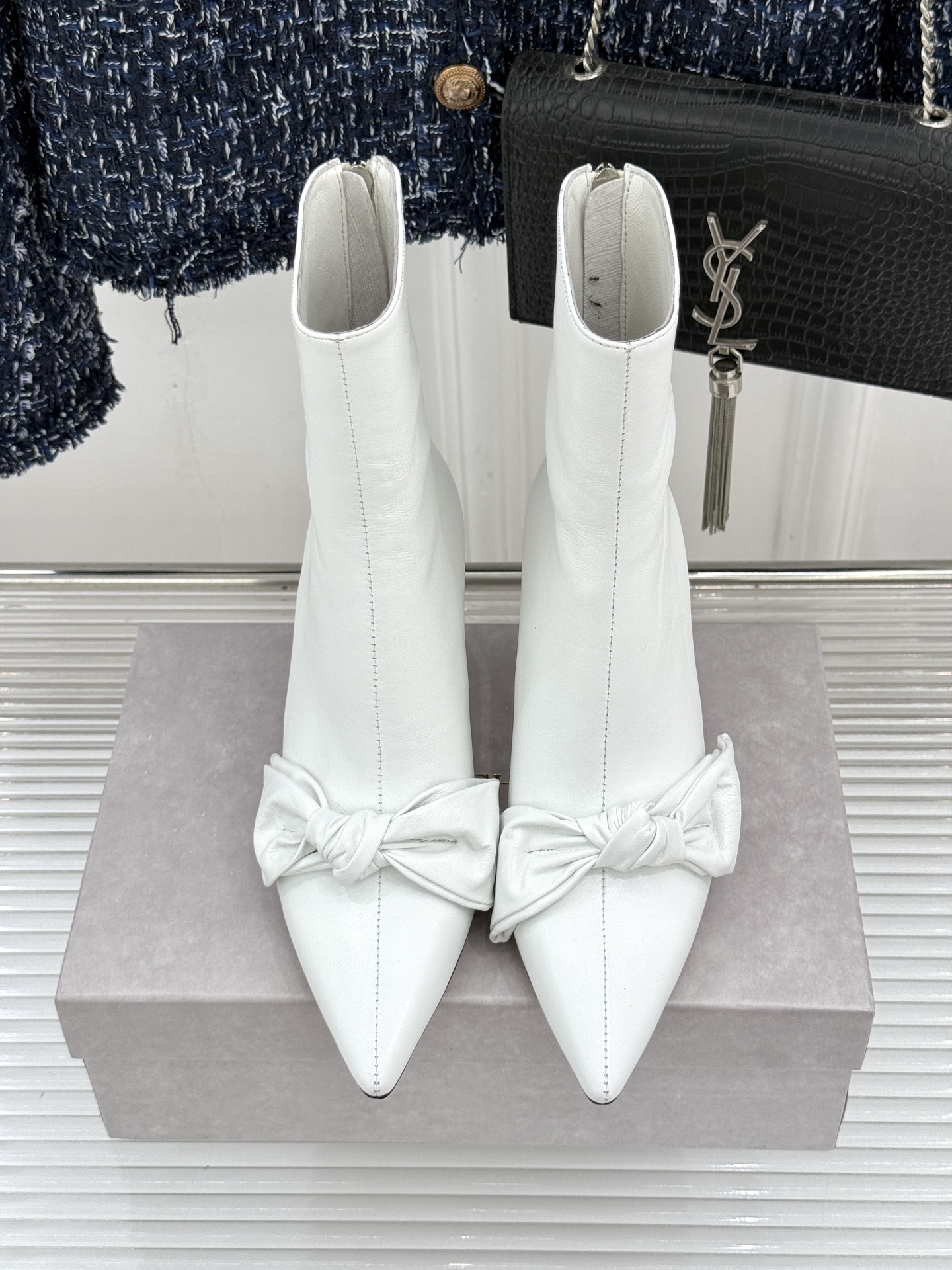 Jimmy Choo/吉米周26WF新品 蝶结细跟高跟短靴靴 缎面蝶结柔润精致 细高跟悄悄拉长腿线 靴口利落衬出纤细脚踝