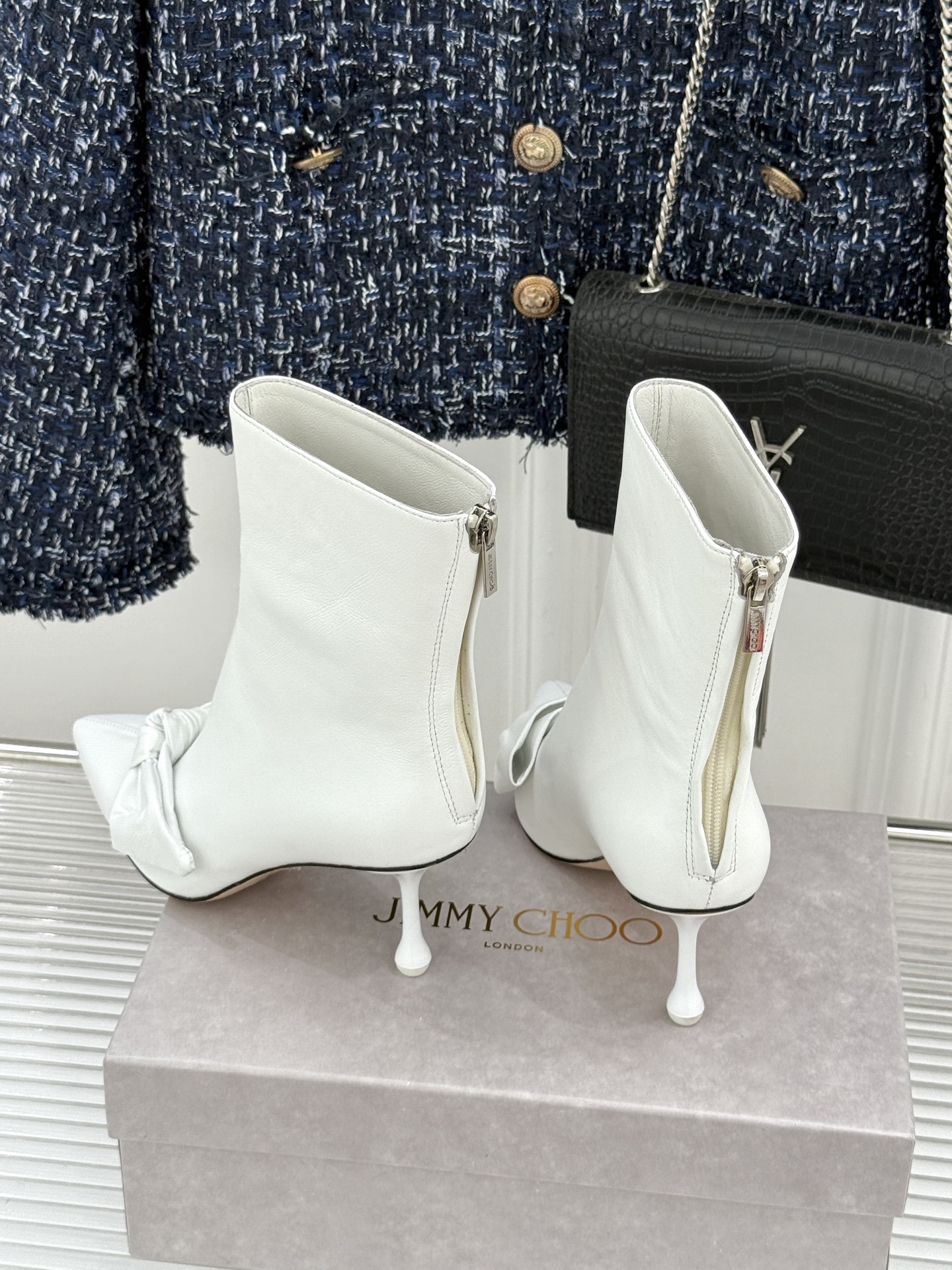 Jimmy Choo/吉米周26WF新品 蝶结细跟高跟短靴靴 缎面蝶结柔润精致 细高跟悄悄拉长腿线 靴口利落衬出纤细脚踝