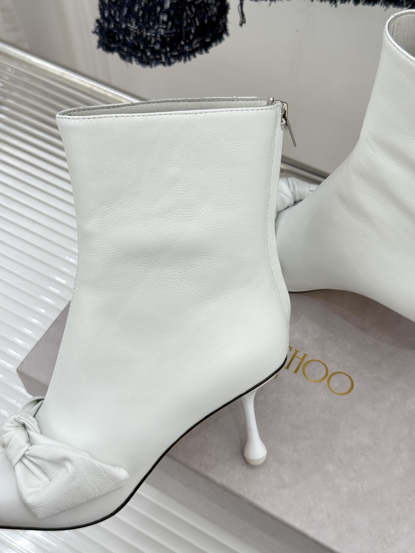 Jimmy Choo/吉米周26WF新品 蝶结细跟高跟短靴靴 缎面蝶结柔润精致 细高跟悄悄拉长腿线 靴口利落衬出纤细脚踝
