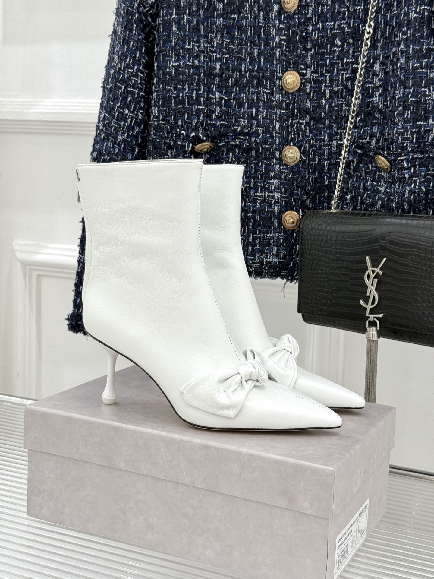 Jimmy Choo/吉米周26WF新品 蝶结细跟高跟短靴靴 缎面蝶结柔润精致 细高跟悄悄拉长腿线 靴口利落衬出纤细脚踝