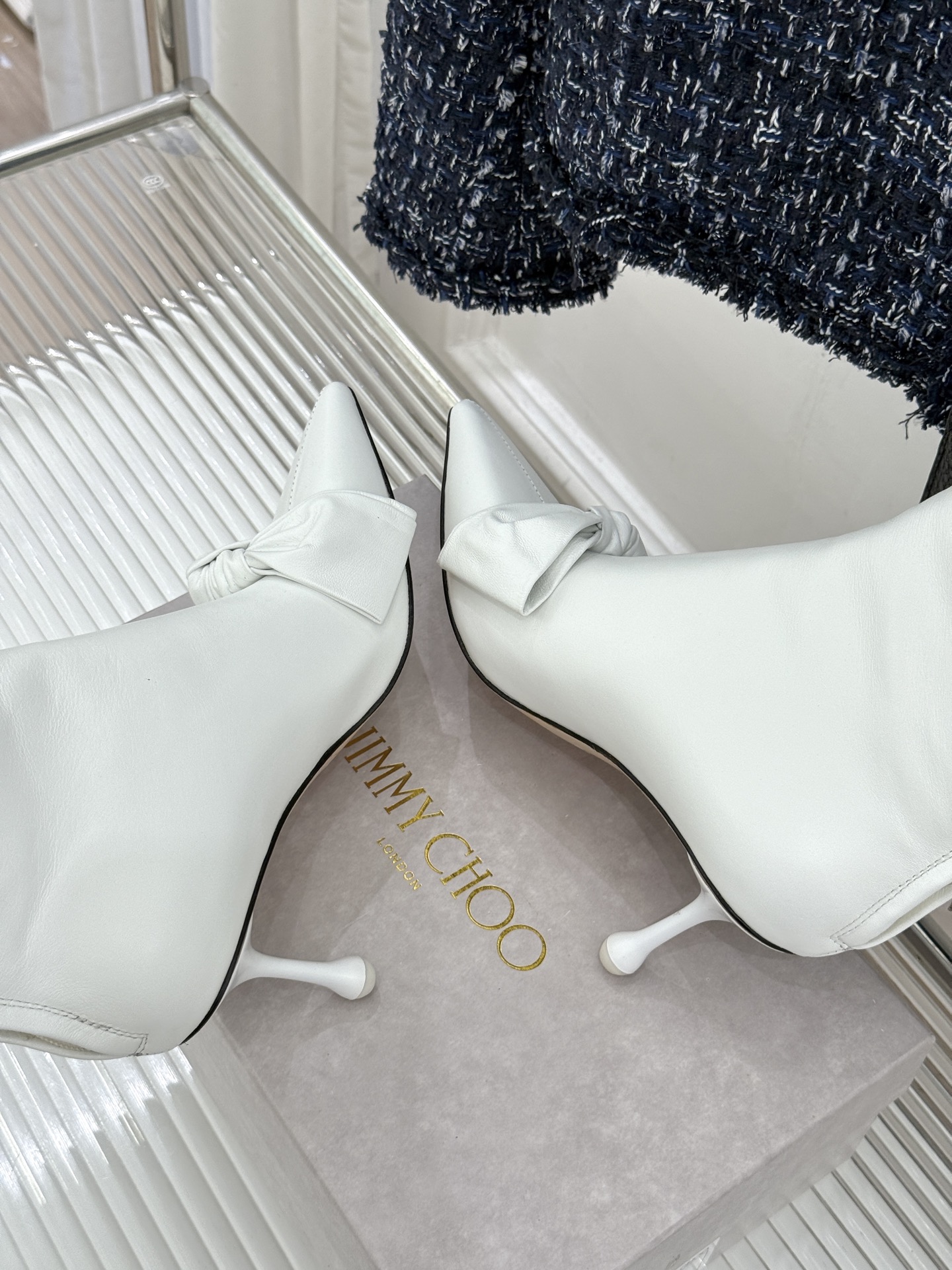 Jimmy Choo/吉米周26WF新品 蝶结细跟高跟短靴靴 缎面蝶结柔润精致 细高跟悄悄拉长腿线 靴口利落衬出纤细脚踝