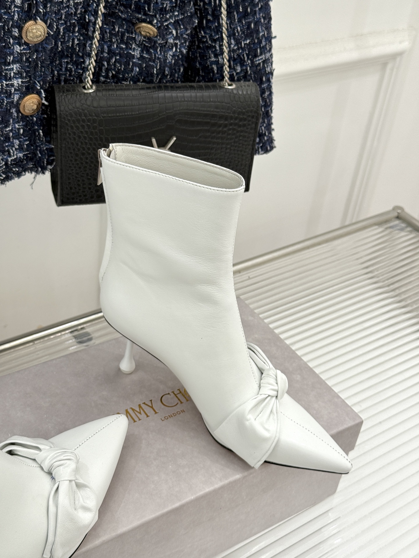 Jimmy Choo/吉米周26WF新品 蝶结细跟高跟短靴靴 缎面蝶结柔润精致 细高跟悄悄拉长腿线 靴口利落衬出纤细脚踝