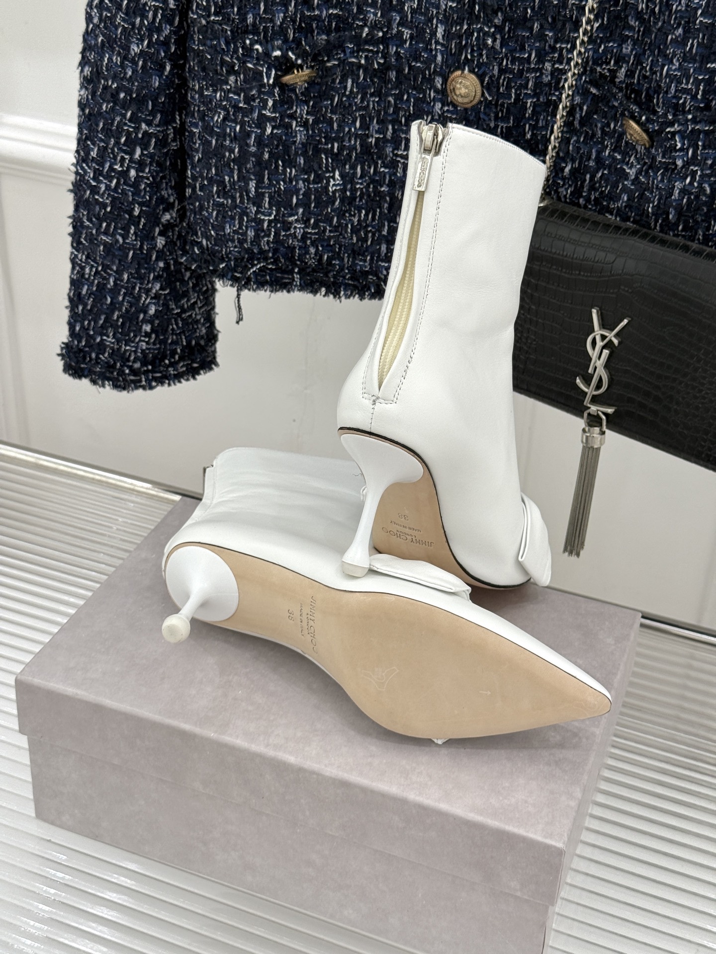 Jimmy Choo/吉米周26WF新品 蝶结细跟高跟短靴靴 缎面蝶结柔润精致 细高跟悄悄拉长腿线 靴口利落衬出纤细脚踝
