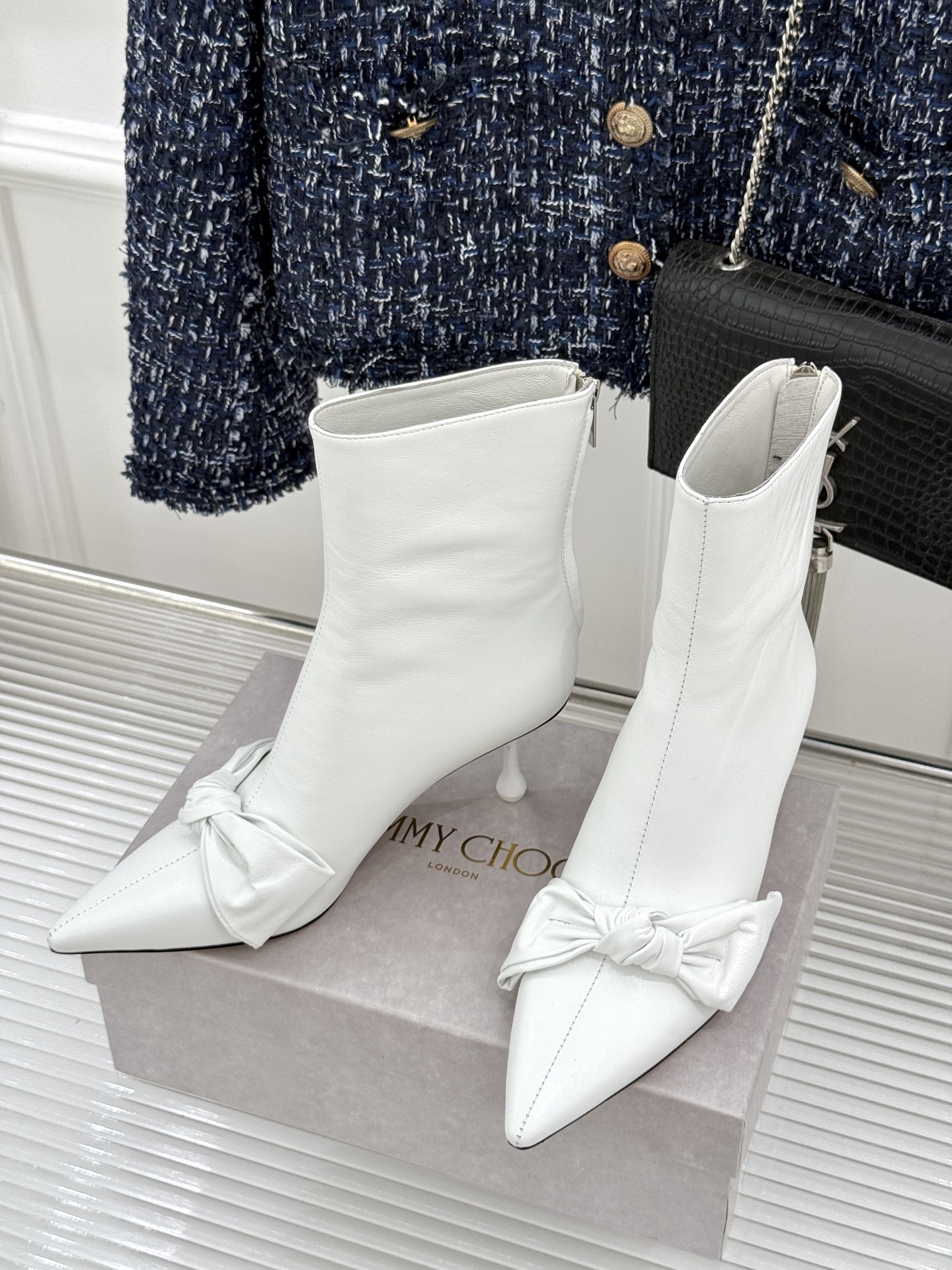 Jimmy Choo/吉米周26WF新品 蝶结细跟高跟短靴靴 缎面蝶结柔润精致 细高跟悄悄拉长腿线 靴口利落衬出纤细脚踝