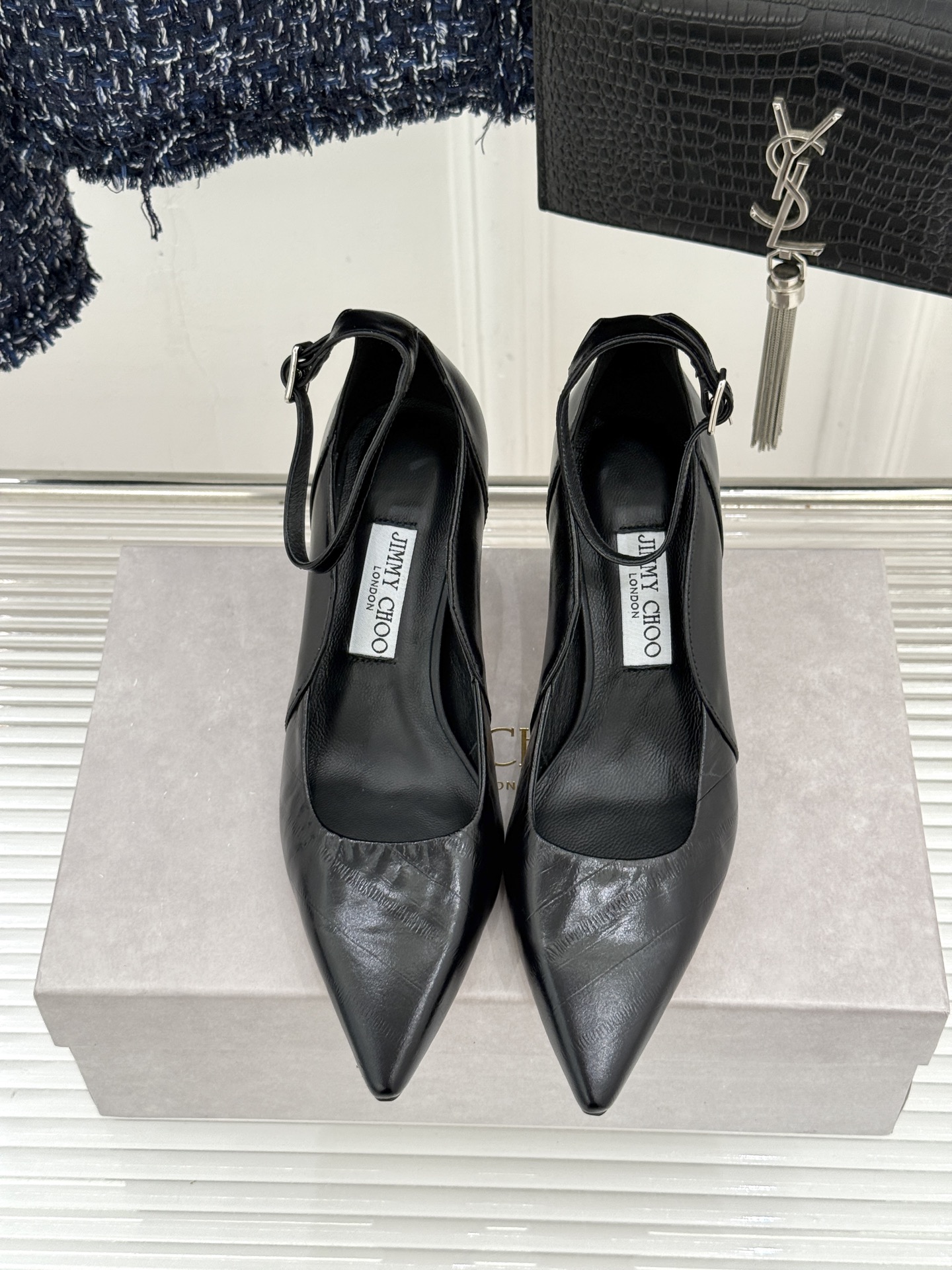 Jimmy Choo/吉米周26WF新品 细跟一字扣带高跟鞋单鞋 一字扣带利落显瘦 尖头剪裁悄悄显腿长 金属扣饰精致亮眼