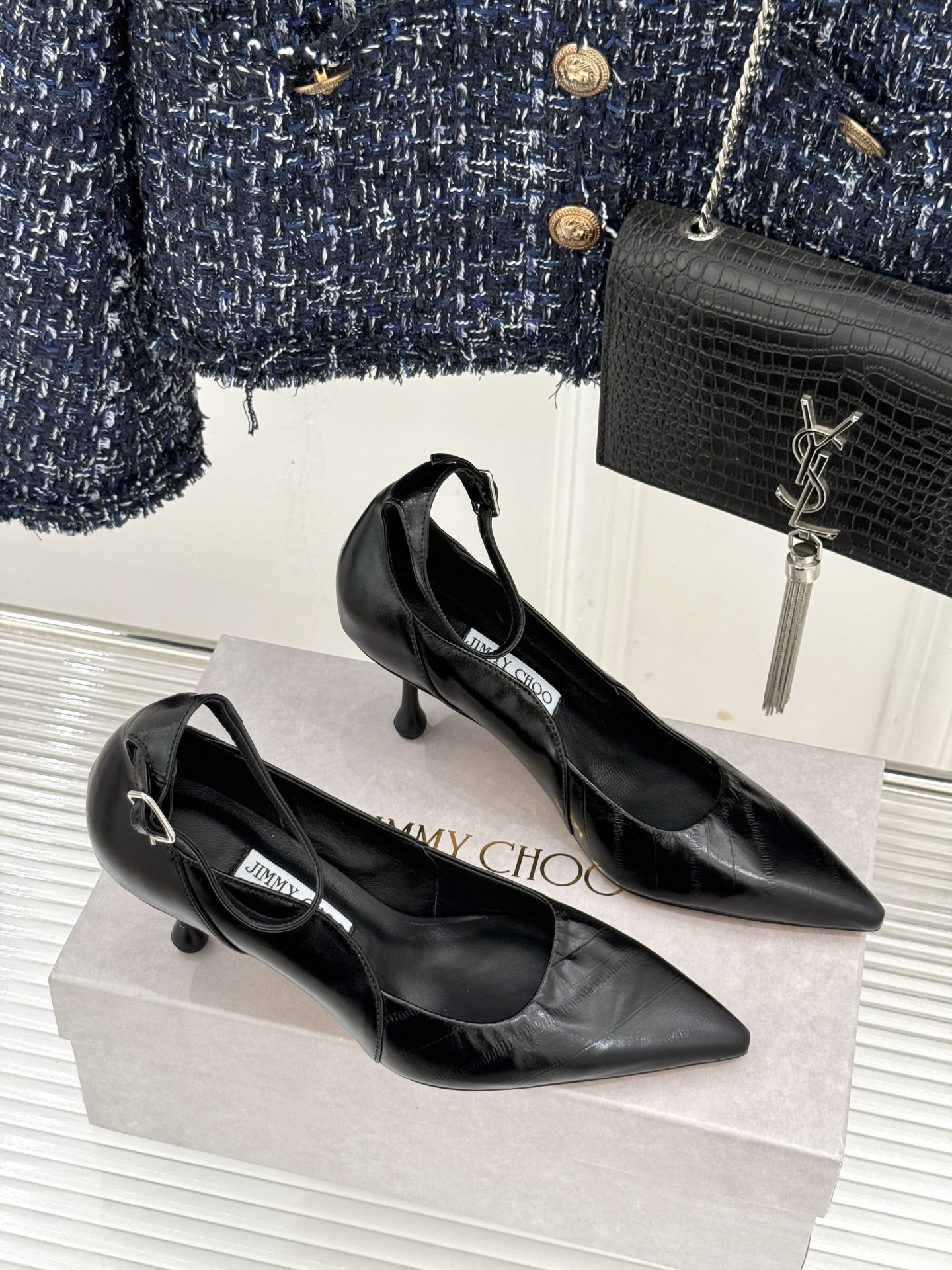 Jimmy Choo/吉米周26WF新品 细跟一字扣带高跟鞋单鞋 一字扣带利落显瘦 尖头剪裁悄悄显腿长 金属扣饰精致亮眼