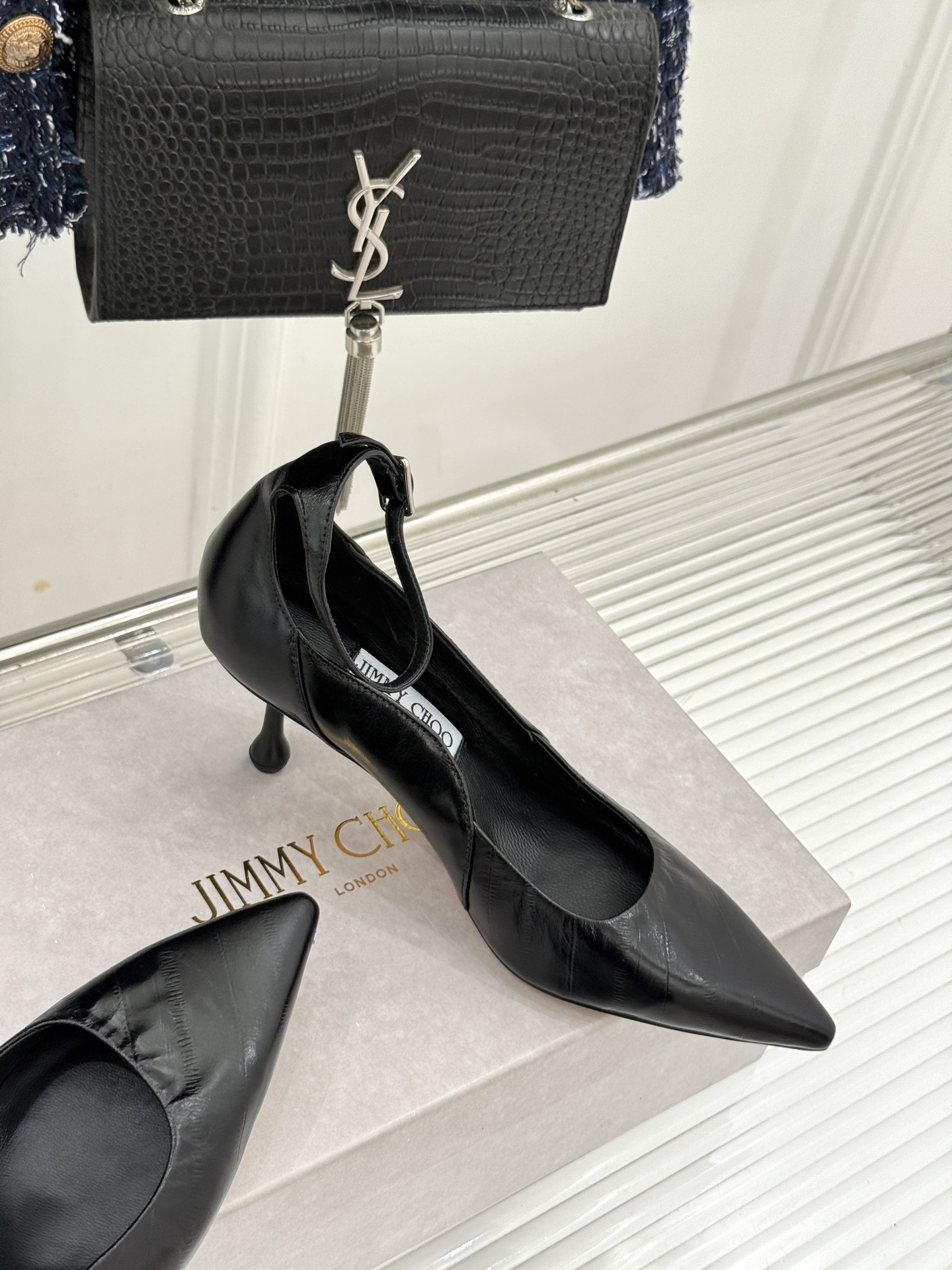 Jimmy Choo/吉米周26WF新品 细跟一字扣带高跟鞋单鞋 一字扣带利落显瘦 尖头剪裁悄悄显腿长 金属扣饰精致亮眼