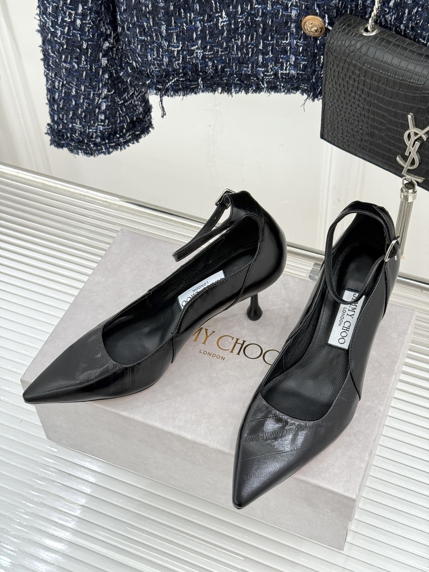 Jimmy Choo/吉米周26WF新品 细跟一字扣带高跟鞋单鞋 一字扣带利落显瘦 尖头剪裁悄悄显腿长 金属扣饰精致亮眼