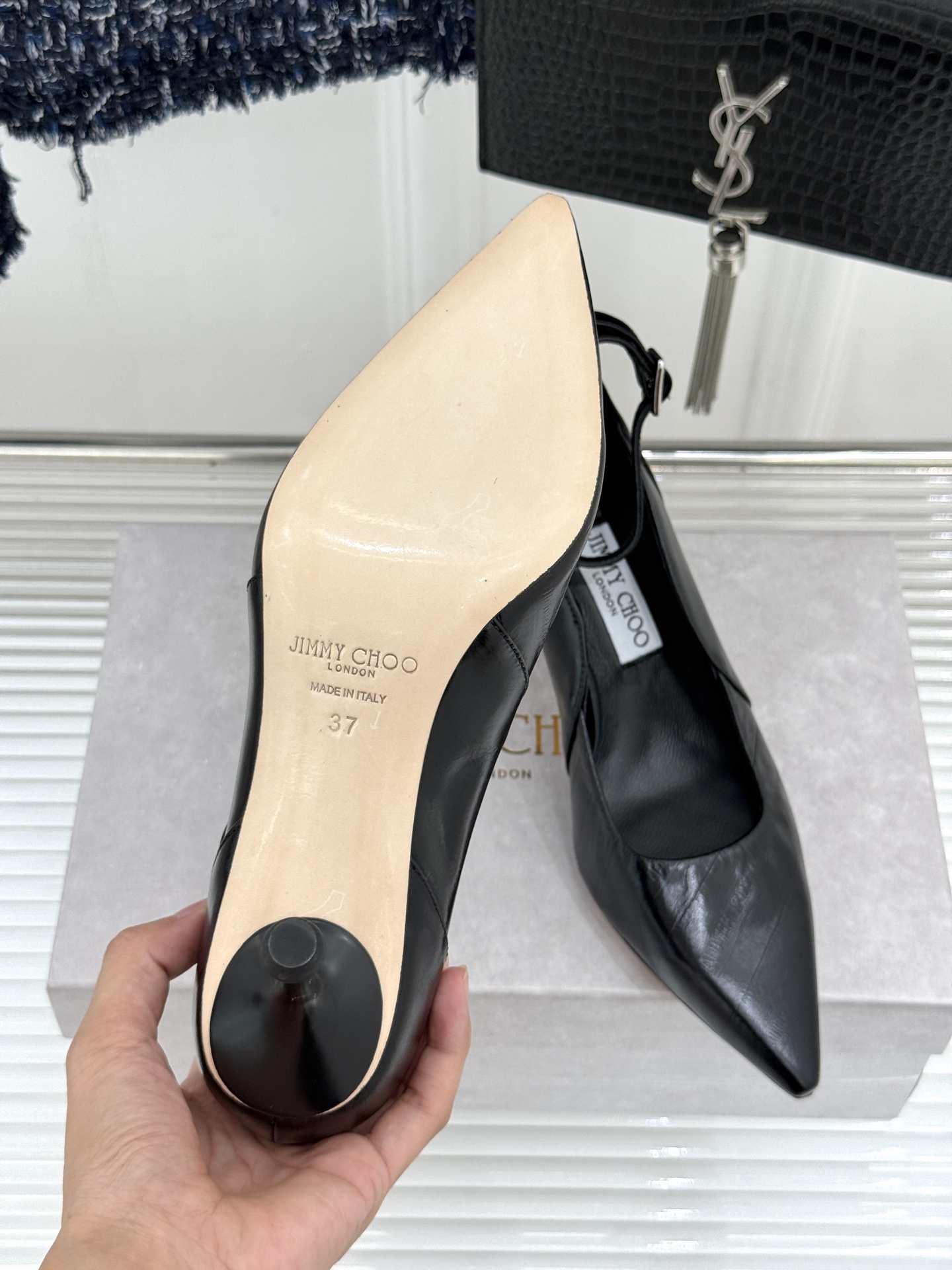 Jimmy Choo/吉米周26WF新品 细跟一字扣带高跟鞋单鞋 一字扣带利落显瘦 尖头剪裁悄悄显腿长 金属扣饰精致亮眼