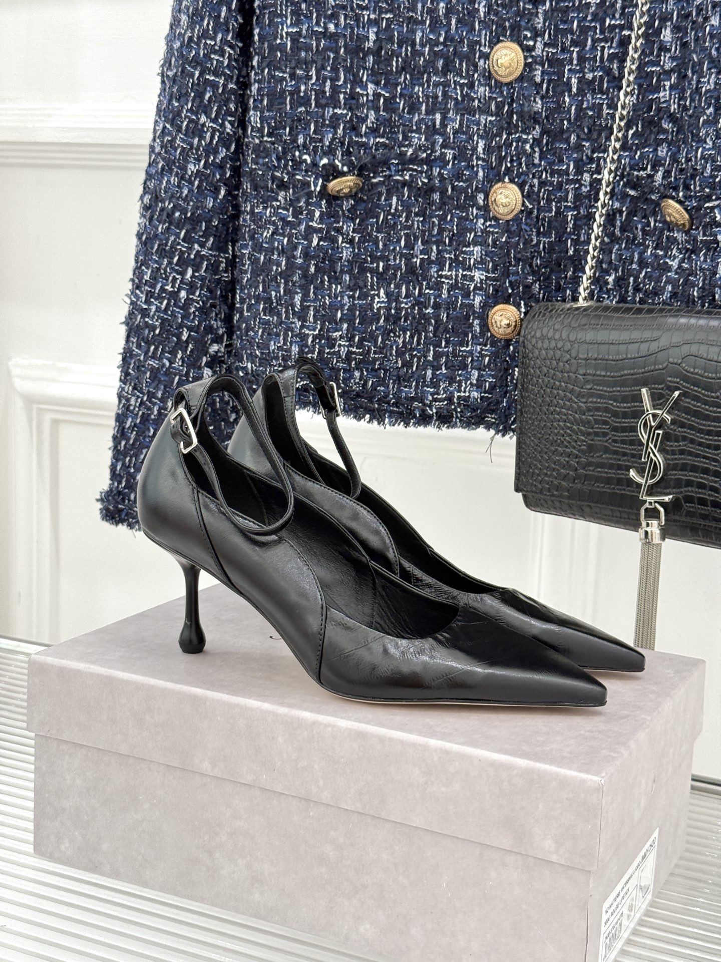 Jimmy Choo/吉米周26WF新品 细跟一字扣带高跟鞋单鞋 一字扣带利落显瘦 尖头剪裁悄悄显腿长 金属扣饰精致亮眼