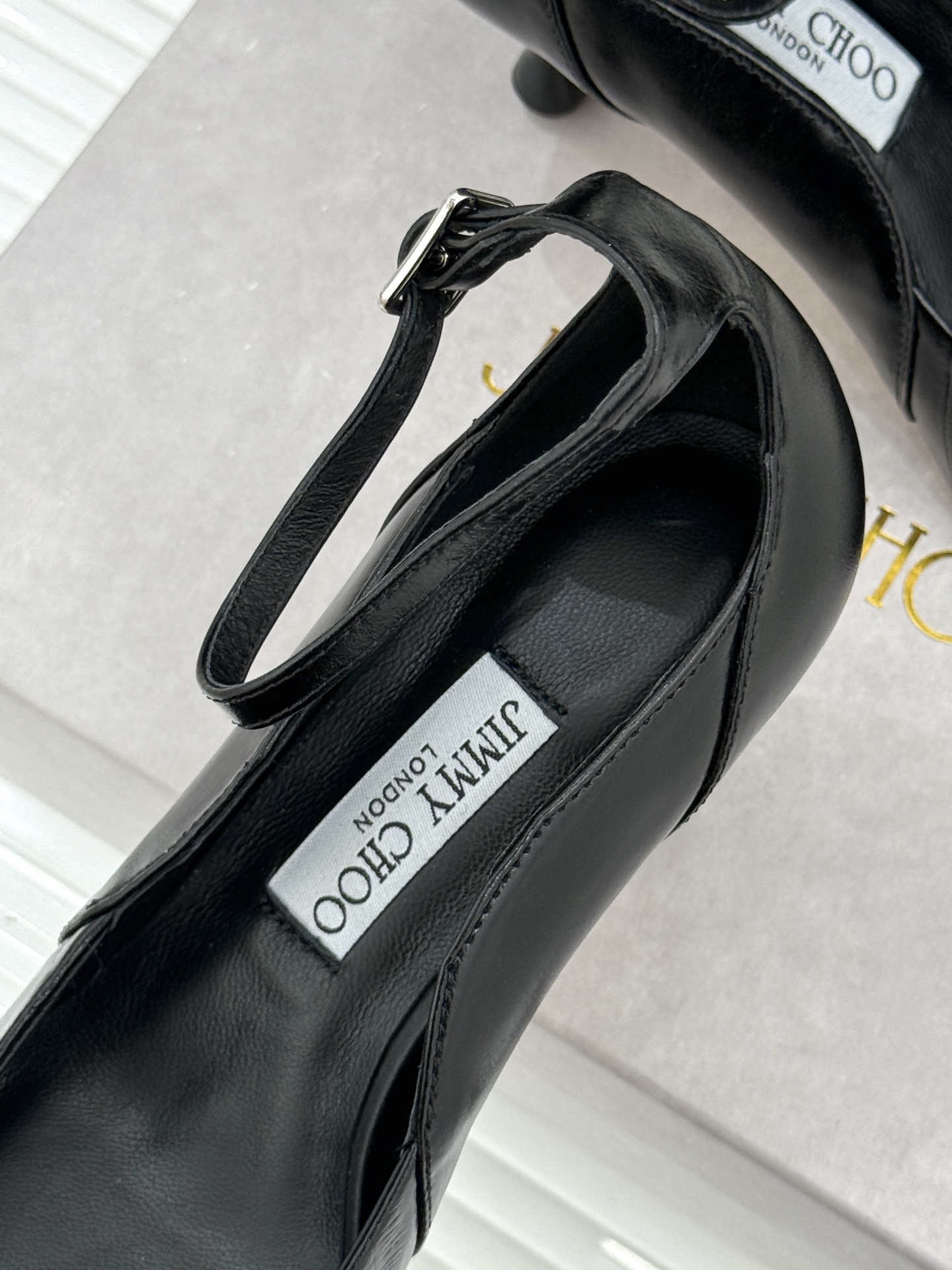 Jimmy Choo/吉米周26WF新品 细跟一字扣带高跟鞋单鞋 一字扣带利落显瘦 尖头剪裁悄悄显腿长 金属扣饰精致亮眼