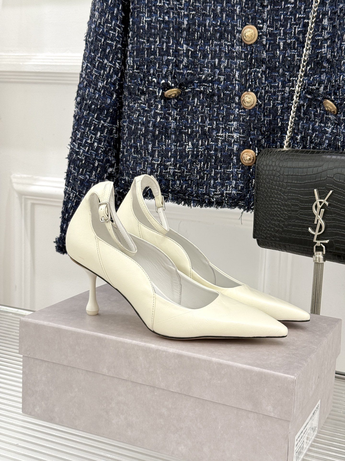 Jimmy Choo/吉米周26WF新品 细跟一字扣带高跟鞋单鞋 一字扣带利落显瘦 尖头剪裁悄悄显腿长 金属扣饰精致亮眼