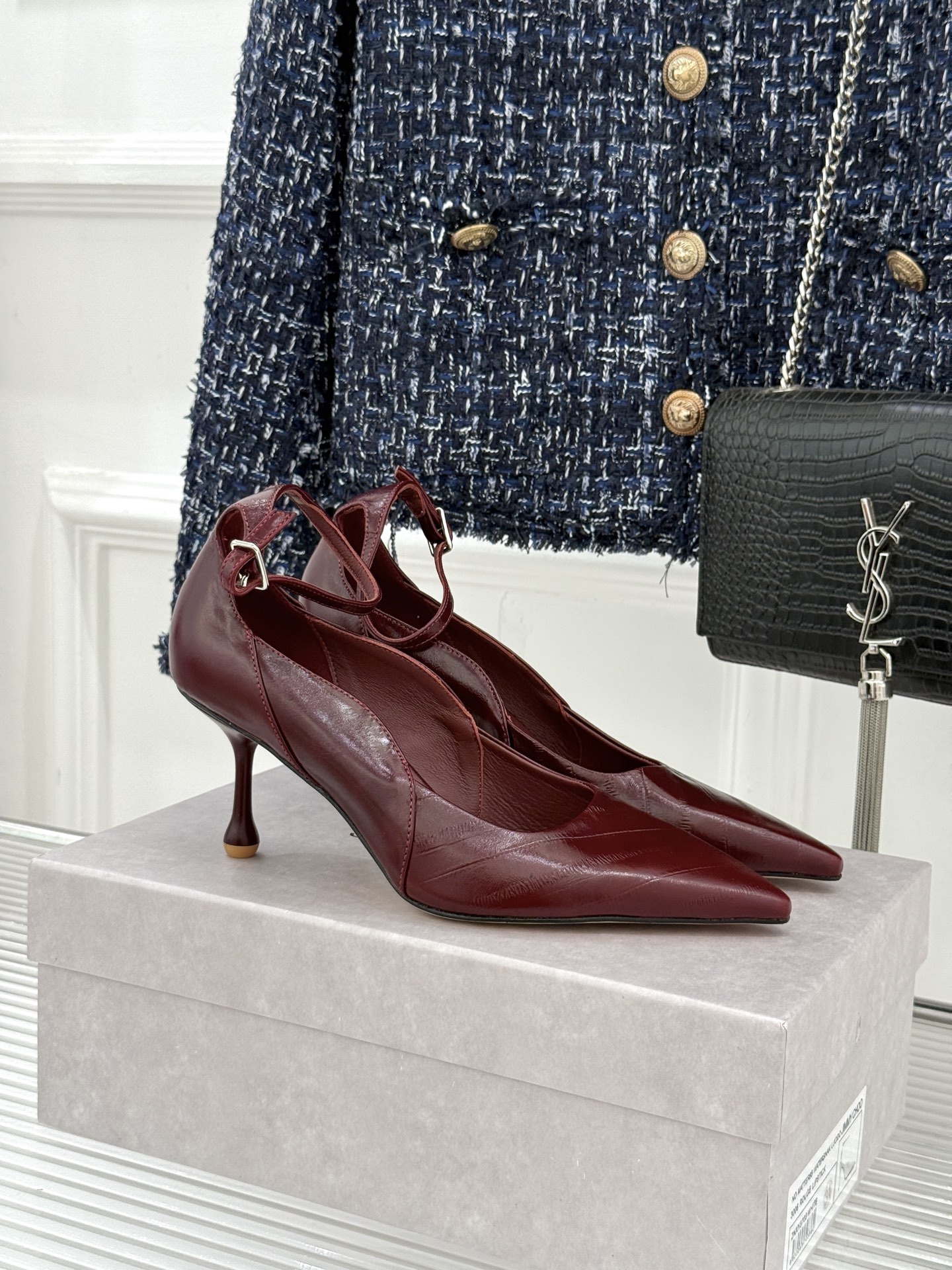 Jimmy Choo/吉米周26WF新品 细跟一字扣带高跟鞋单鞋 一字扣带利落显瘦 尖头剪裁悄悄显腿长 金属扣饰精致亮眼