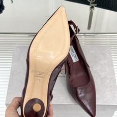 Jimmy Choo/吉米周26WF新品 细跟一字扣带高跟鞋单鞋 一字扣带利落显瘦 尖头剪裁悄悄显腿长 金属扣饰精致亮眼 Jimmy Choo/吉米周26WF新品 细跟一字扣带高跟鞋单鞋 一字扣带利落显瘦 尖头剪裁悄悄显腿长 金属扣饰精致亮眼