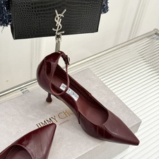 Jimmy Choo/吉米周26WF新品 细跟一字扣带高跟鞋单鞋 一字扣带利落显瘦 尖头剪裁悄悄显腿长 金属扣饰精致亮眼 Jimmy Choo/吉米周26WF新品 细跟一字扣带高跟鞋单鞋 一字扣带利落显瘦 尖头剪裁悄悄显腿长 金属扣饰精致亮眼