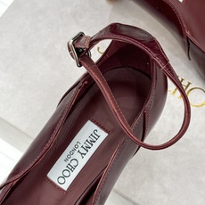 Jimmy Choo/吉米周26WF新品 细跟一字扣带高跟鞋单鞋 一字扣带利落显瘦 尖头剪裁悄悄显腿长 金属扣饰精致亮眼 Jimmy Choo/吉米周26WF新品 细跟一字扣带高跟鞋单鞋 一字扣带利落显瘦 尖头剪裁悄悄显腿长 金属扣饰精致亮眼