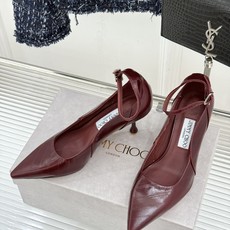 Jimmy Choo/吉米周26WF新品 细跟一字扣带高跟鞋单鞋 一字扣带利落显瘦 尖头剪裁悄悄显腿长 金属扣饰精致亮眼 Jimmy Choo/吉米周26WF新品 细跟一字扣带高跟鞋单鞋 一字扣带利落显瘦 尖头剪裁悄悄显腿长 金属扣饰精致亮眼