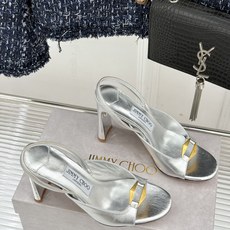 Jimmy Choo/吉米周26WF新品 金属扣露趾粗跟凉鞋 金属扣精致亮眼 露趾剪裁利落显脚瘦 粗跟稳当不累脚 上脚气 Jimmy Choo/吉米周26WF新品 金属扣露趾粗跟凉鞋 金属扣精致亮眼 露趾剪裁利落显脚瘦 粗跟稳当不累脚 上脚气