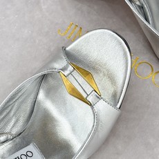Jimmy Choo/吉米周26WF新品 金属扣露趾粗跟凉鞋 金属扣精致亮眼 露趾剪裁利落显脚瘦 粗跟稳当不累脚 上脚气 Jimmy Choo/吉米周26WF新品 金属扣露趾粗跟凉鞋 金属扣精致亮眼 露趾剪裁利落显脚瘦 粗跟稳当不累脚 上脚气