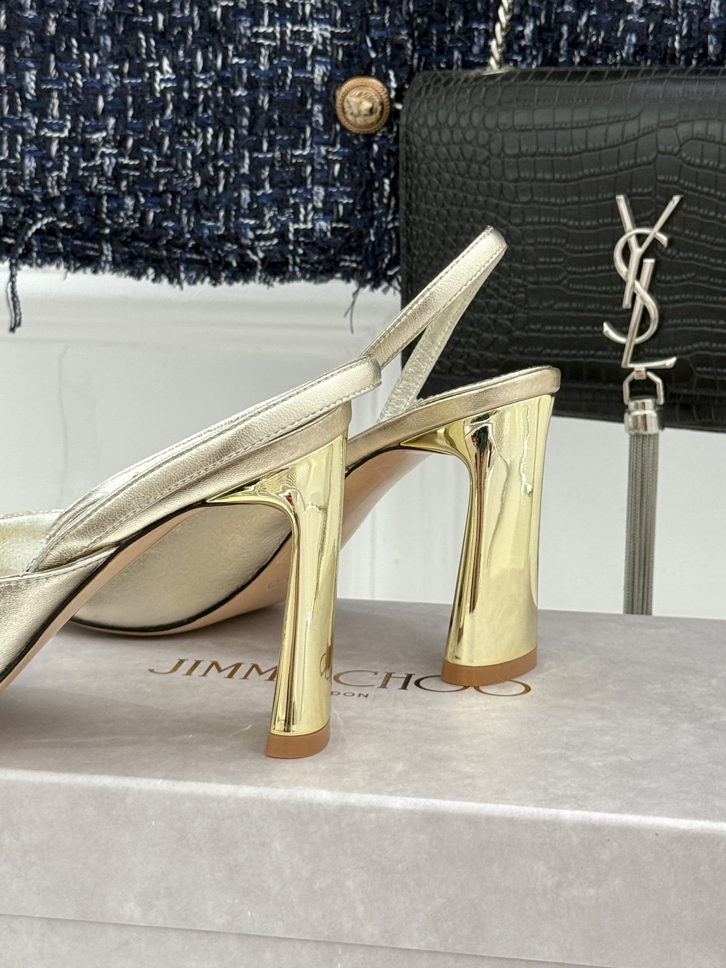 Jimmy Choo/吉米周26WF新品 金属扣露趾粗跟凉鞋 金属扣精致亮眼 露趾剪裁利落显脚瘦 粗跟稳当不累脚 上脚气 Jimmy Choo/吉米周26WF新品 金属扣露趾粗跟凉鞋 金属扣精致亮眼 露趾剪裁利落显脚瘦 粗跟稳当不累脚 上脚气