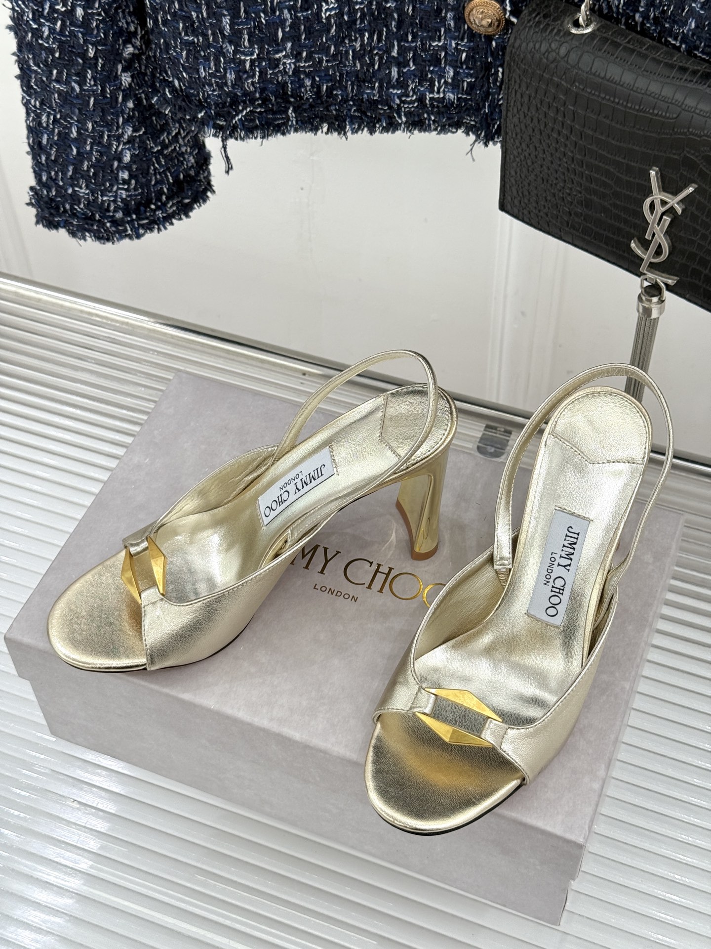 Jimmy Choo/吉米周26WF新品 金属扣露趾粗跟凉鞋 金属扣精致亮眼 露趾剪裁利落显脚瘦 粗跟稳当不累脚 上脚气 Jimmy Choo/吉米周26WF新品 金属扣露趾粗跟凉鞋 金属扣精致亮眼 露趾剪裁利落显脚瘦 粗跟稳当不累脚 上脚气