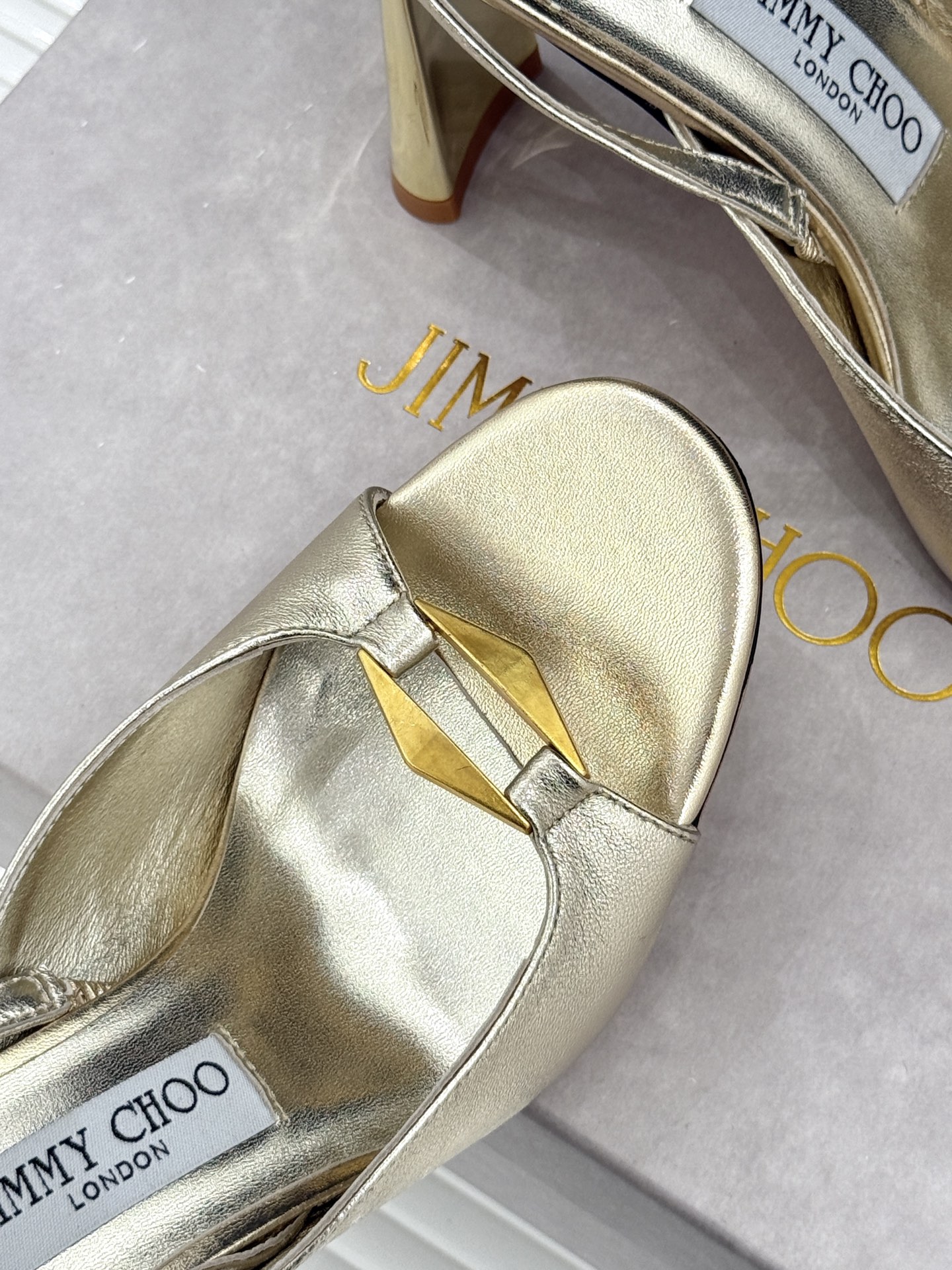 Jimmy Choo/吉米周26WF新品 金属扣露趾粗跟凉鞋 金属扣精致亮眼 露趾剪裁利落显脚瘦 粗跟稳当不累脚 上脚气 Jimmy Choo/吉米周26WF新品 金属扣露趾粗跟凉鞋 金属扣精致亮眼 露趾剪裁利落显脚瘦 粗跟稳当不累脚 上脚气