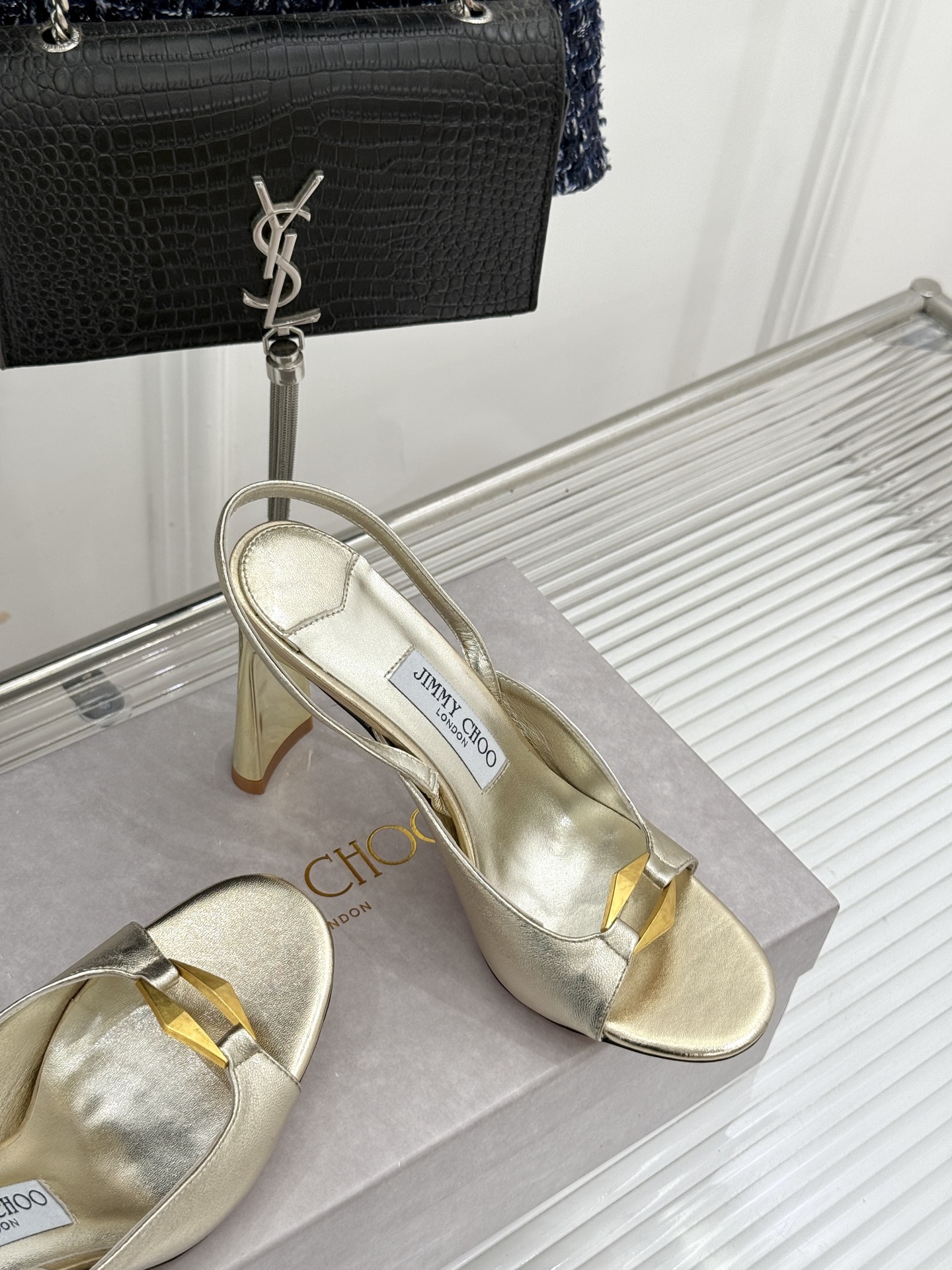 Jimmy Choo/吉米周26WF新品 金属扣露趾粗跟凉鞋 金属扣精致亮眼 露趾剪裁利落显脚瘦 粗跟稳当不累脚 上脚气 Jimmy Choo/吉米周26WF新品 金属扣露趾粗跟凉鞋 金属扣精致亮眼 露趾剪裁利落显脚瘦 粗跟稳当不累脚 上脚气