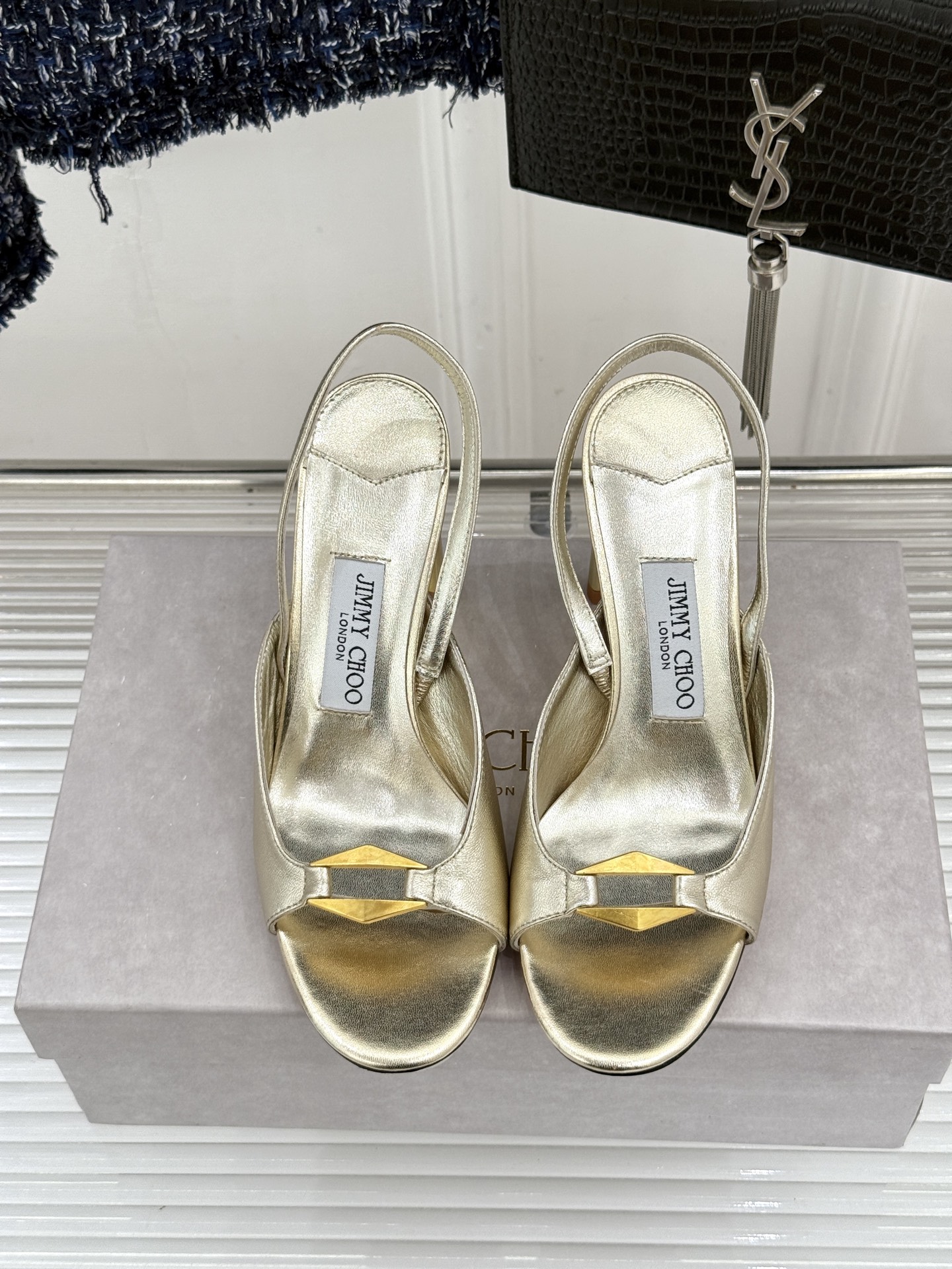 Jimmy Choo/吉米周26WF新品 金属扣露趾粗跟凉鞋 金属扣精致亮眼 露趾剪裁利落显脚瘦 粗跟稳当不累脚 上脚气 Jimmy Choo/吉米周26WF新品 金属扣露趾粗跟凉鞋 金属扣精致亮眼 露趾剪裁利落显脚瘦 粗跟稳当不累脚 上脚气