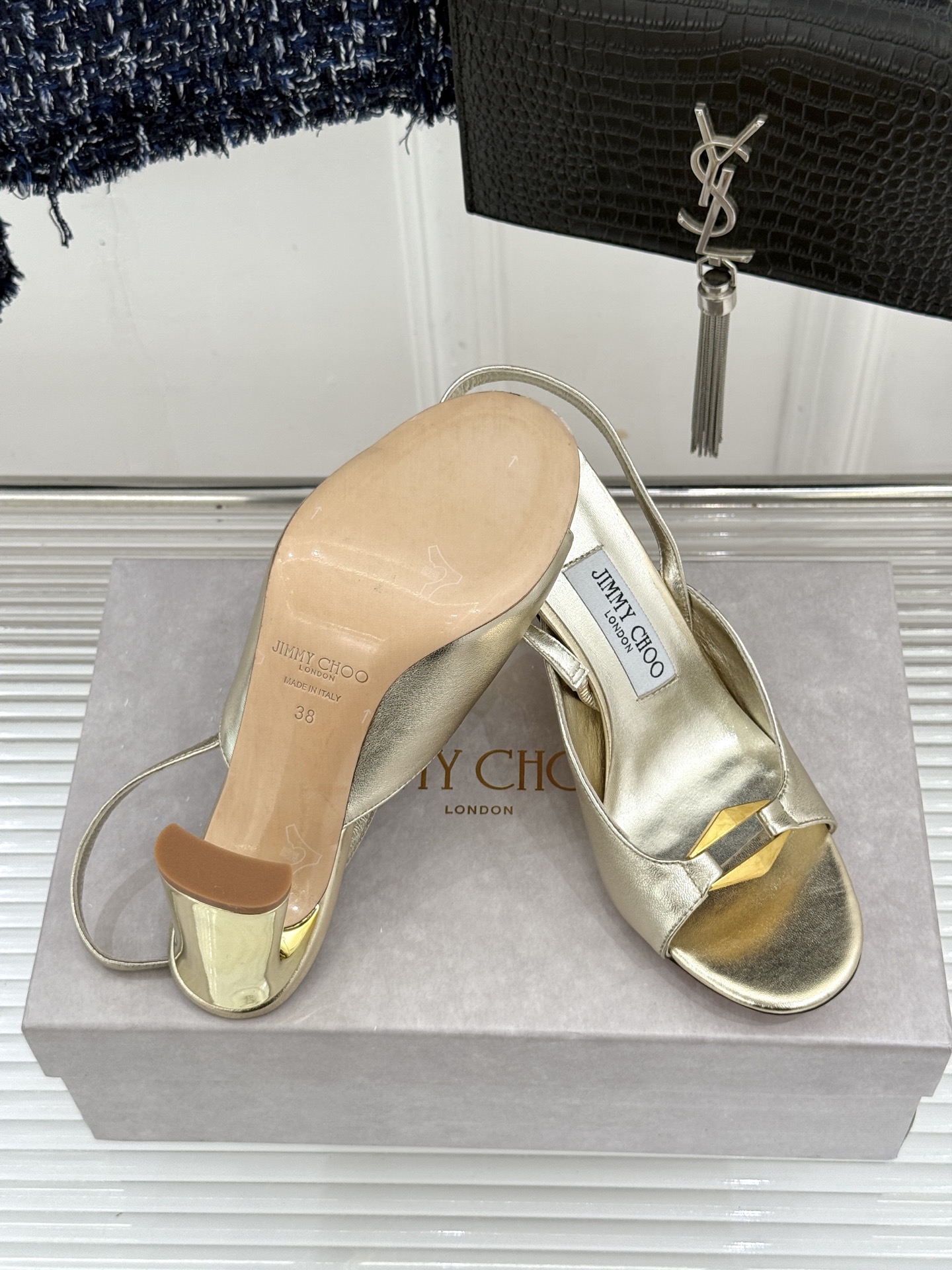 Jimmy Choo/吉米周26WF新品 金属扣露趾粗跟凉鞋 金属扣精致亮眼 露趾剪裁利落显脚瘦 粗跟稳当不累脚 上脚气 Jimmy Choo/吉米周26WF新品 金属扣露趾粗跟凉鞋 金属扣精致亮眼 露趾剪裁利落显脚瘦 粗跟稳当不累脚 上脚气